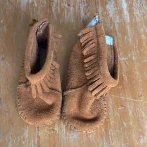 Minnetonka baby first walkers Tan Suede Fringe Moccasins